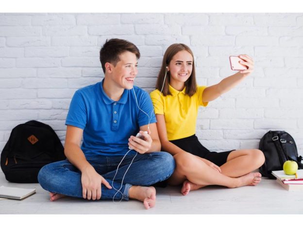 Pengaruh Penggunaan Gadget Berlebihan terhadap Perkembangan Remaja dan